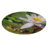 Ein Frosch unter einer Seeroseblume Schneidebrett (Ecke)