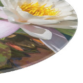 Ein Frosch unter einer Seeroseblume Schneidebrett (Ecke)