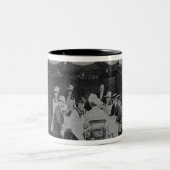 Ein Frühstücks-Party bei Osbourne Zweifarbige Tasse (Mittel)