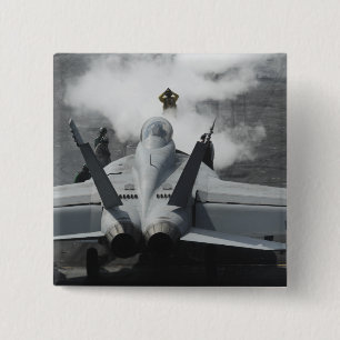 Ein Führerraumdirektor signalisiert einem F/A-18F Button