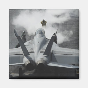 Ein Führerraumdirektor signalisiert einem F/A-18F Magnet