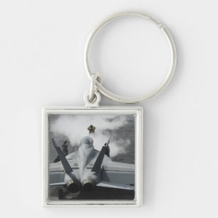 Ein Führerraumdirektor signalisiert einem F/A-18F Schlüsselanhänger