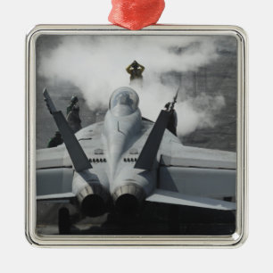 Ein Führerraumdirektor signalisiert einem F/A-18F Silbernes Ornament