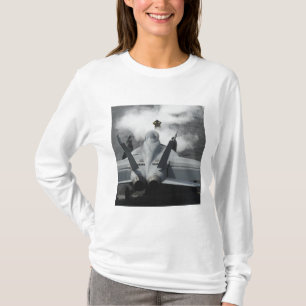 Ein Führerraumdirektor signalisiert einem F/A-18F T-Shirt