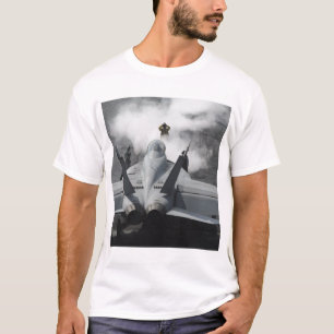 Ein Führerraumdirektor signalisiert einem F/A-18F T-Shirt