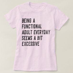 Ein funktioneller Erwachsener im alltäglichen Erwa T-Shirt