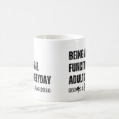 Ein funktioneller Erwachsener zu sein scheint jede Kaffeetasse (Mittel)