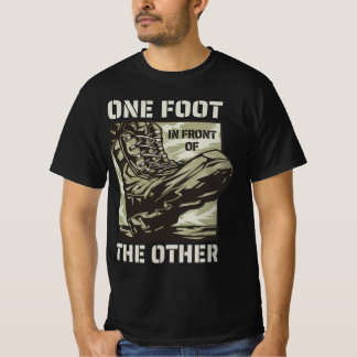 Ein Fuß vor dem Anderen - Militärmotto T-Shirt