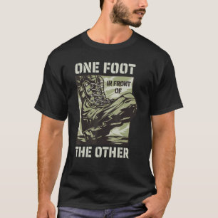 Ein Fuß vor dem anderen Militärmotto T-Shirt