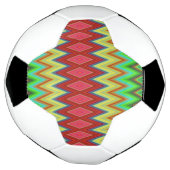 Ein Fußball mit lebendigen, mehrfarbigen Chevron  (Gedreht)