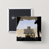 Ein Gabelstapler lädt Fracht auf einen C-130 Hercu Button (Vorne & Hinten)