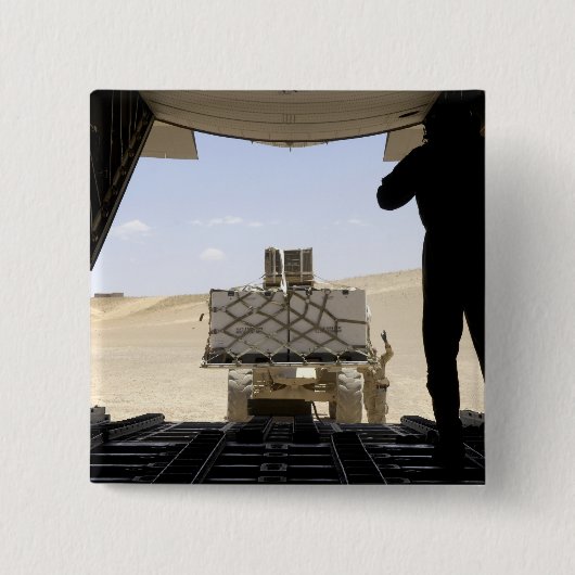 Ein Gabelstapler lädt Fracht auf einen C-130 Hercu Button (Vorderseite)