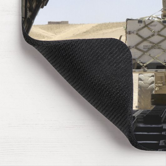 Ein Gabelstapler lädt Fracht auf einen C-130 Hercu Mousepad (Ecke)