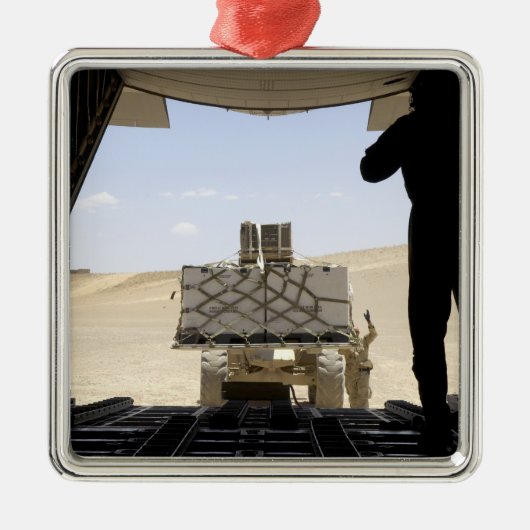 Ein Gabelstapler lädt Fracht auf einen C-130 Hercu Ornament Aus Metall (Vorne)