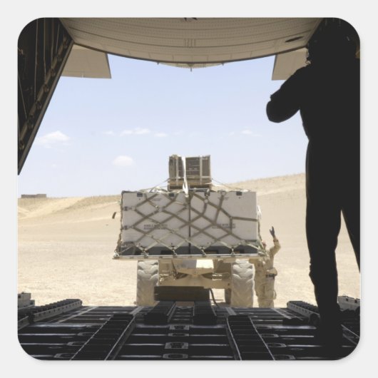 Ein Gabelstapler lädt Fracht auf einen C-130 Hercu Quadratischer Aufkleber (Vorderseite)