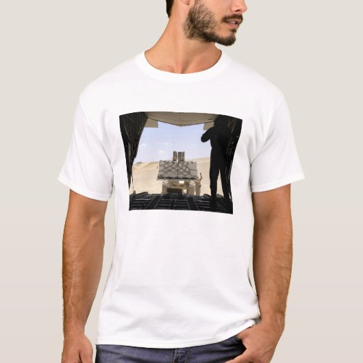 Ein Gabelstapler lädt Fracht auf einen C-130 Hercu T-Shirt (Vorderseite)