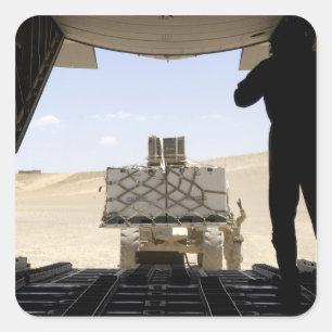 Ein Gabelstapler lädt Fracht auf Wechselstrom - Quadratischer Aufkleber