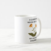 Ein Garten ist nie fertig | Garten Funny Kaffeetasse (VorderseiteRechts)
