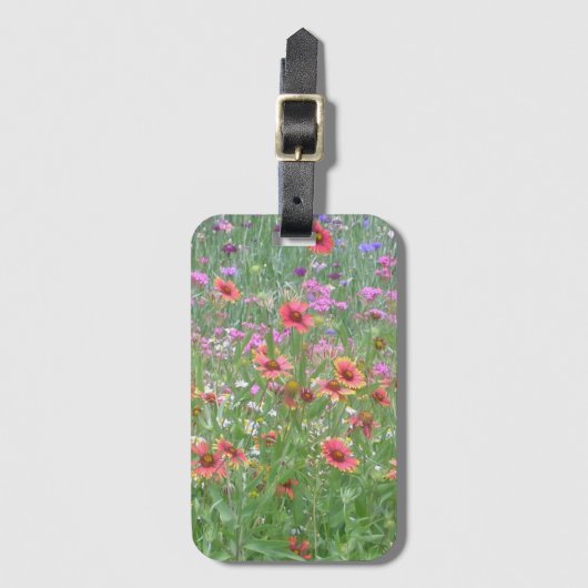 Ein Garten mit Wildblumen Gepäckanhänger (Vorderseite Vertikal)