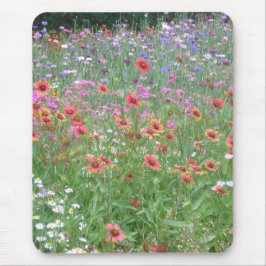 Ein Garten mit Wildblumen Mousepad