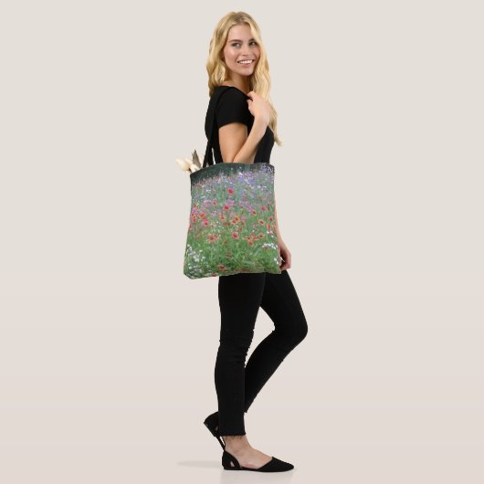 Ein Garten mit Wildblumen Tasche (Am Model)