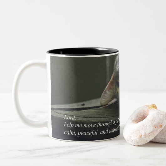 Ein Gebet der Heiligkeit (Murphy) Zweifarbige Tasse (Mit Donut)