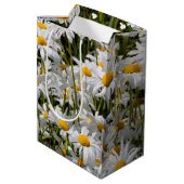 Ein Gebiet der Oxeye Daisies Mittlere Geschenktüte (Rückseite Schrägansicht)
