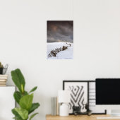 Ein gebrochener Zaun entlang eines Schneefeldes Poster (Heimbüro)