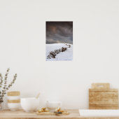 Ein gebrochener Zaun entlang eines Schneefeldes Poster (Küche)