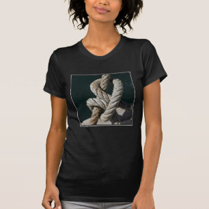 Ein gebundener Knoten auf einer Anlegestelle   T-Shirt