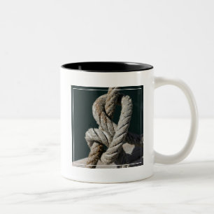 Ein gebundener Knoten auf einer Anlegestelle   Zweifarbige Tasse
