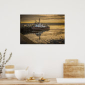 Ein gedocktes Pilotenboot bei Sunrise Halifax, NS Poster (Küche)