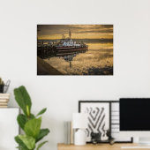 Ein gedocktes Pilotenboot bei Sunrise Halifax, NS Poster (Heimbüro)