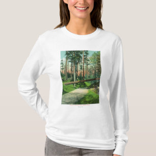 Ein gefallener Baum an der Waldpark-Szene T-Shirt