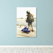 Ein gefallenes Soldatengerät Leinwanddruck (Insitu (Holzboden))