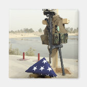 Ein gefallenes Soldatengerät Magnet (Vorne)