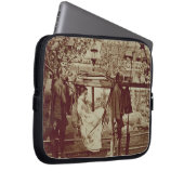 Ein Geisha, der herein einer Sänfte (Sepia-, Laptopschutzhülle (Vorne Rechts)