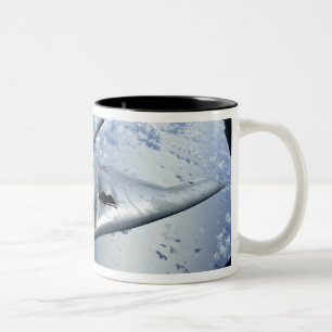 Ein Geist B-2 bewegt sich in Position für die Zweifarbige Tasse