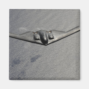 Ein Geist B-2 fliegt über den Pazifischen Ozean Magnet