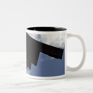 Ein Geist B-2 im Flug Zweifarbige Tasse