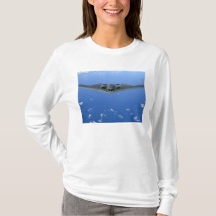 Ein Geist B-2 steigt durch den Himmel an T-Shirt