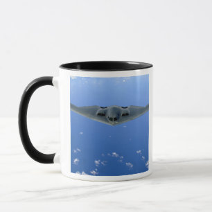 Ein Geist B-2 steigt durch den Himmel an Tasse