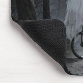 Ein Geist fährt auf einem Einrad in einem unheimli Mousepad (Ecke)