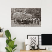 Ein geladener Heuwagen und Arbeiter Poster (Heimbüro)