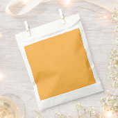 ein gelber Hintergrund mit Geschenktütchen (Ausgeschnitten)