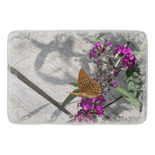 Ein gelber Schmetterling Badematte