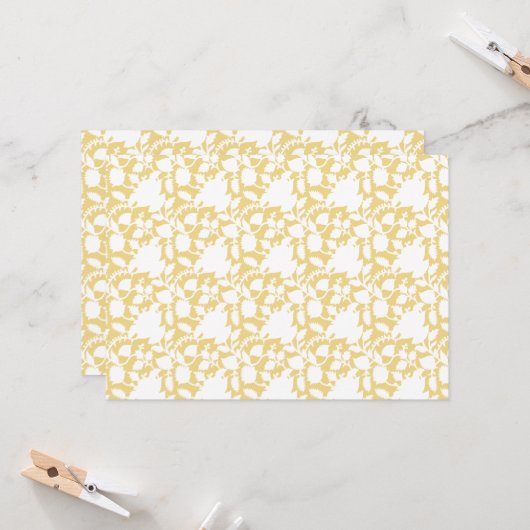 Ein gelber Teppich mit einem sich wiederholenden M Einladung (Vorderseite/Rückseite Beispiel)