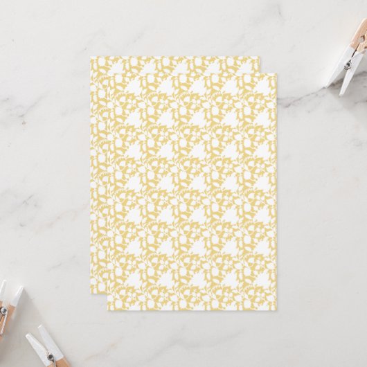 Ein gelber Teppich mit einem sich wiederholenden M Einladung (Vorderseite/Rückseite Beispiel)