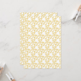 Ein gelber Teppich mit einem sich wiederholenden M Einladung