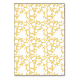 Ein gelber Teppich mit einem sich wiederholenden M Tischnummer